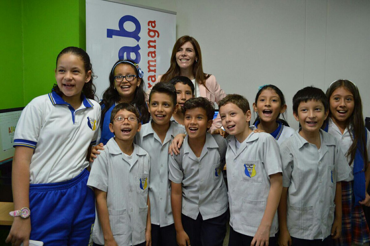 IndustriaDigCol's tweet photo. Vice TIC @MCarolinaHoyosT recorre el @ViveLabBuc en compañía de niños y emprendedores #VivelabTour http://t.co/2Lb5WoKawE