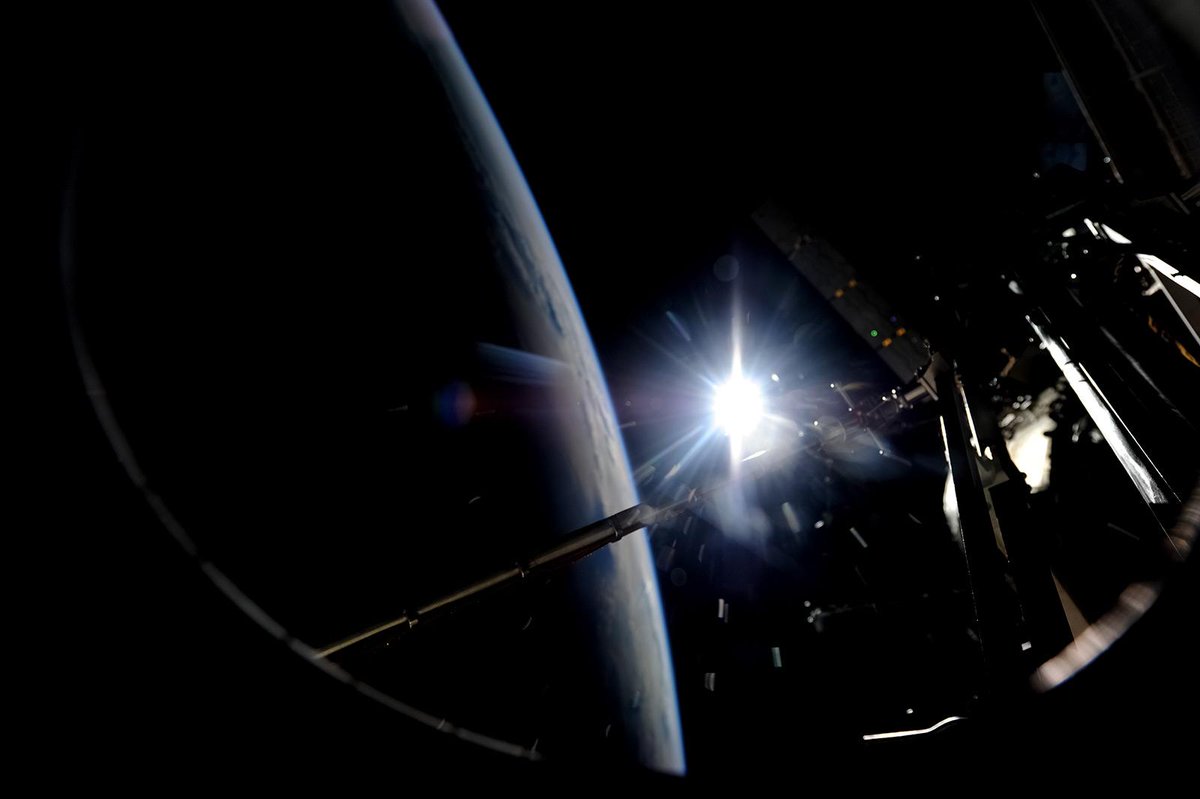 I_We_Gaia's tweet photo. TT/MT @fka_roscosmos An unbelievable sunset, photographed by @OlegMKS from aboard the #ISS. #Exp39/40 http://t.co/1EYA0zL2HC