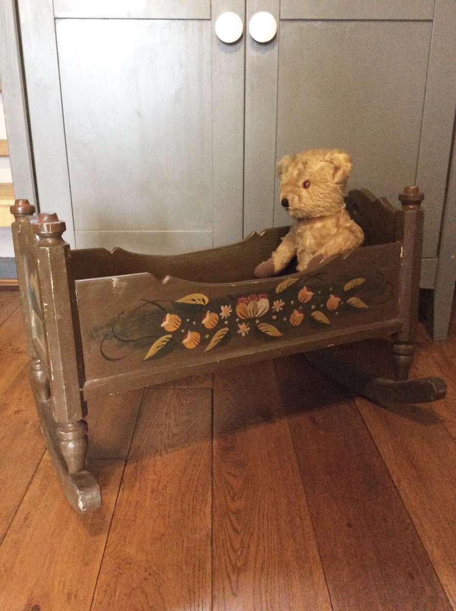 ThingsLessO's tweet photo. It's all about the kids today. #VintageChildrensChairs #Ercol #TinplateToys #KidsRoomDecor http://t.co/WzP21qlojR