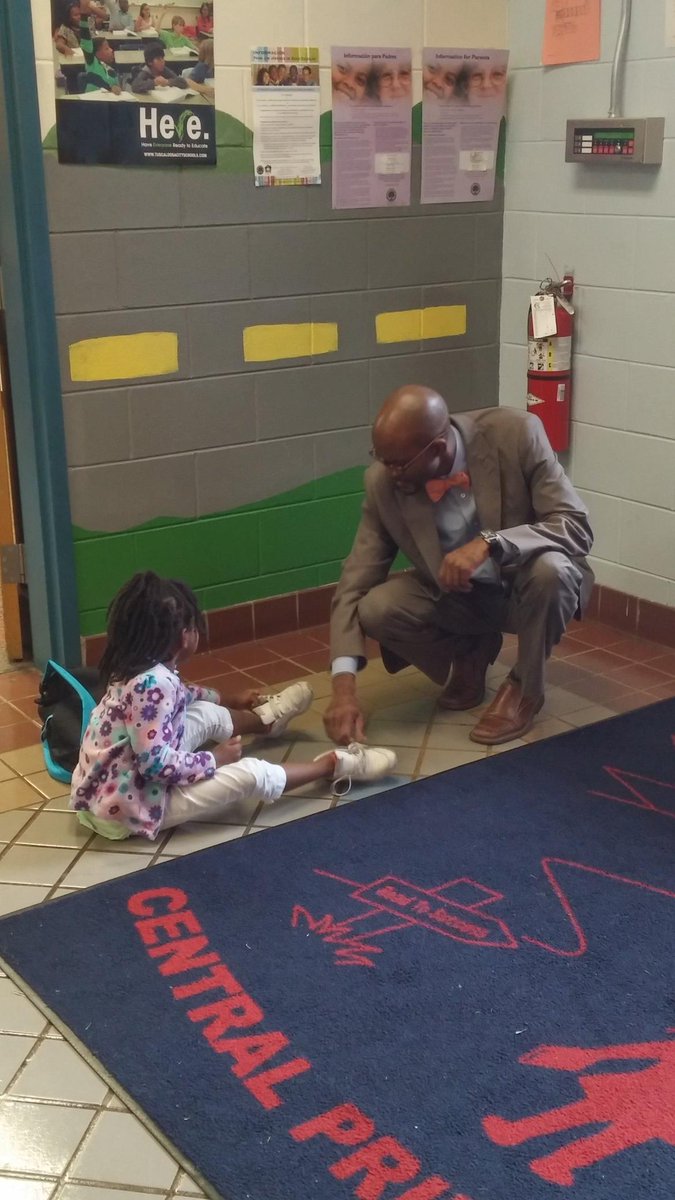 TrishPeoples's tweet photo. Dr. Linebarger helping a kindergarten student. #ces360 http://t.co/8gvDl0l5tQ
