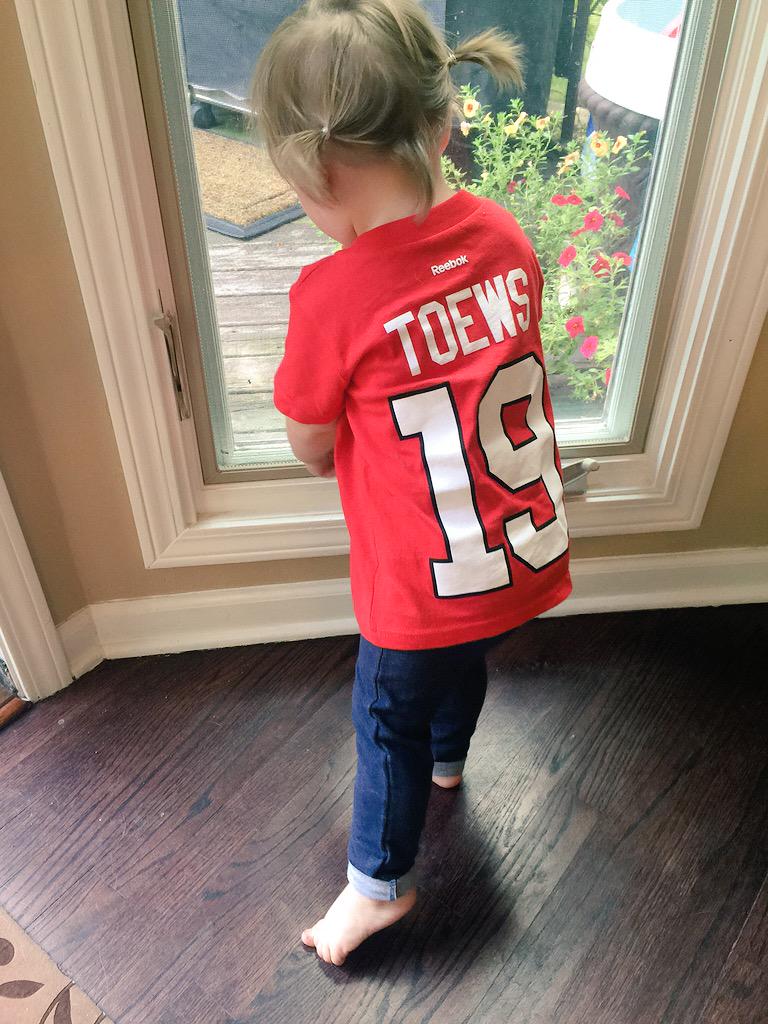 alex_heppner's tweet photo. Miss Max is ready for some hockey tonight and so is her Mama! #Blackhawks #Cuteness @NHLBlackhawks http://t.co/l4o3JjncMt