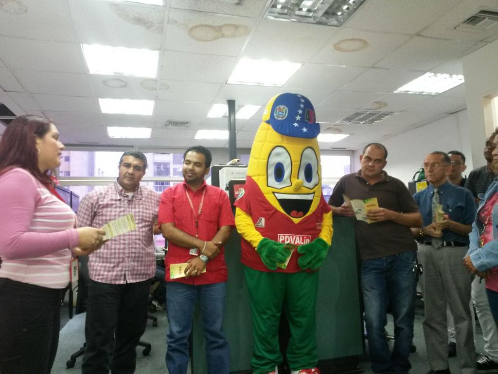 PDVAL_OFICIAL's tweet photo. Brigada de Trabajadores/as desplegados/as por Sede Central promoviendo el Ahorro Energético ¡Soy Consumo Eficiente! http://t.co/Bl0kz1sKzH