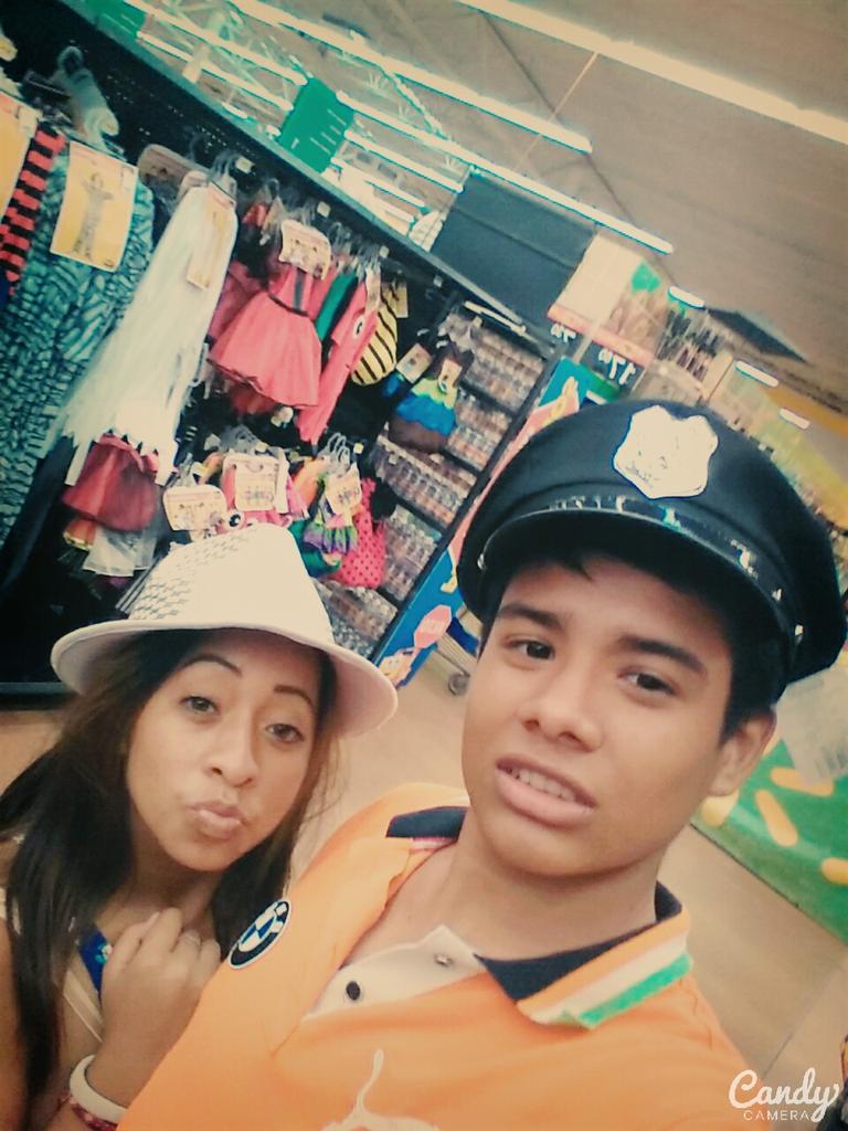 MartinJ98698582's tweet photo. De turistas. 
#BFF http://t.co/dfn24ggBgw