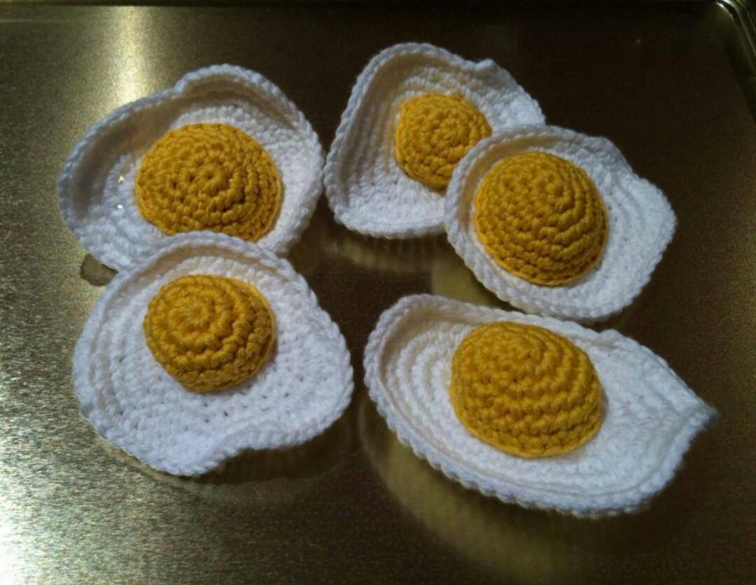 aratillos's tweet photo. Broche huevos fritos!!!  #crochet #amigurumi #huevos http://t.co/XLxgDtixQk