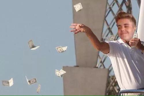 Кинуть человека который кинул на деньги. Человек разбрасывается деньгами. Человек разбрасывает деньги. Кинуть человека который кинул на деньги. Кинуть человека который кинул на деньги.