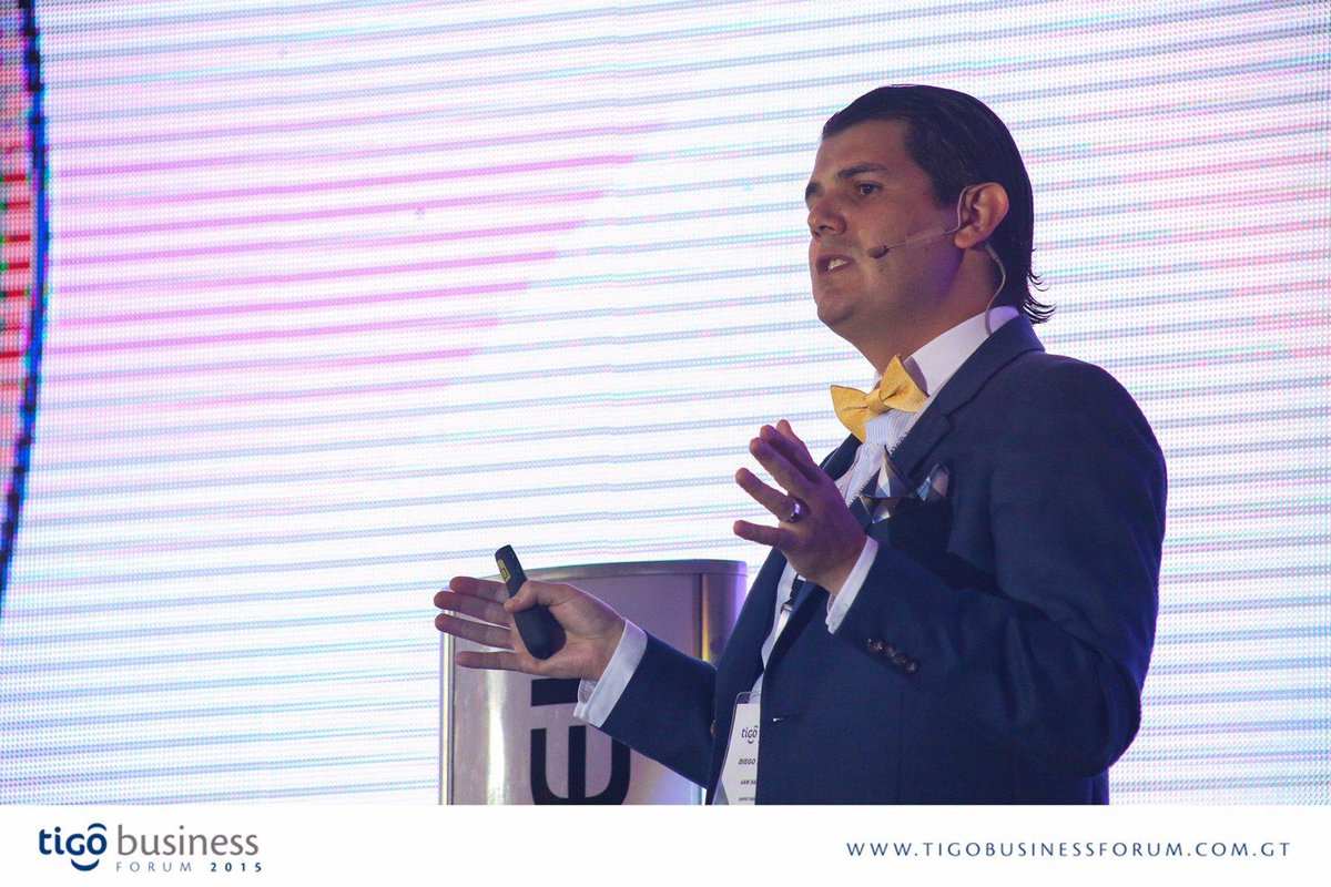 Tigo_GT's tweet photo. @danzuetopaiz de @4amsaatchi nos habla acerca del nuevo ecosistema del #MarketingDigital en el #TBF15 http://t.co/EUni2z1HYh