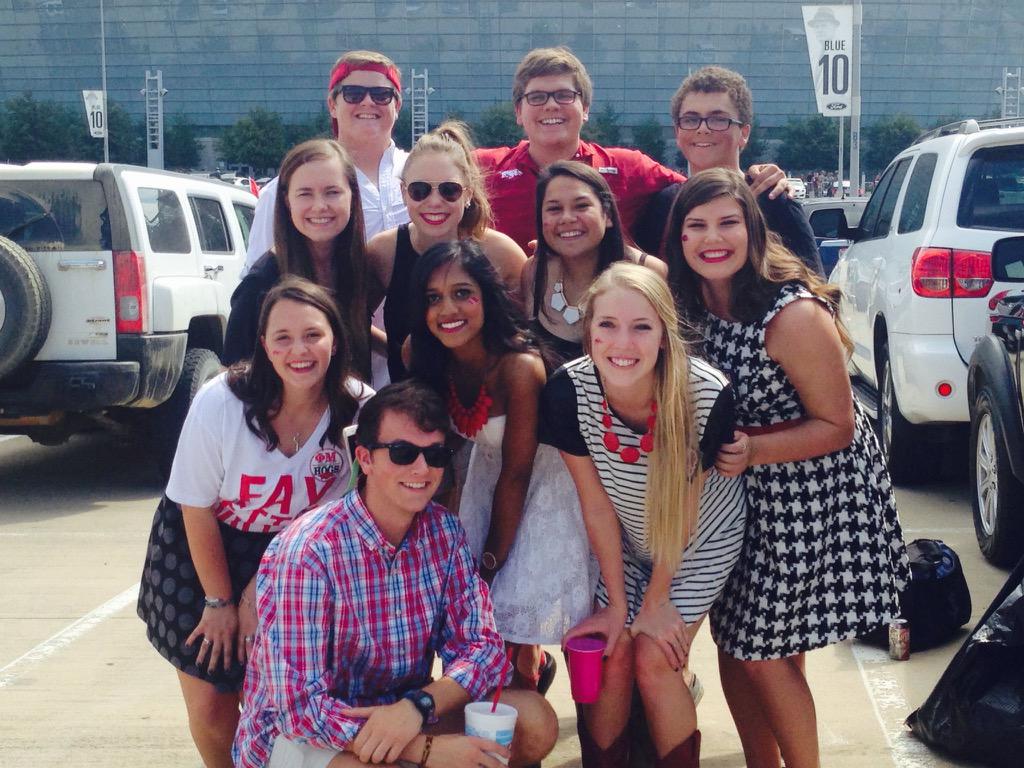Lippoldt_Lisa's tweet photo. @brecking_bad #tailgateMenu #chili #fritopie #whiteCheeseQueso (cheese dip) #bbqsmokies what else? #goHogs #uark http://t.co/TGjnpVjwP9