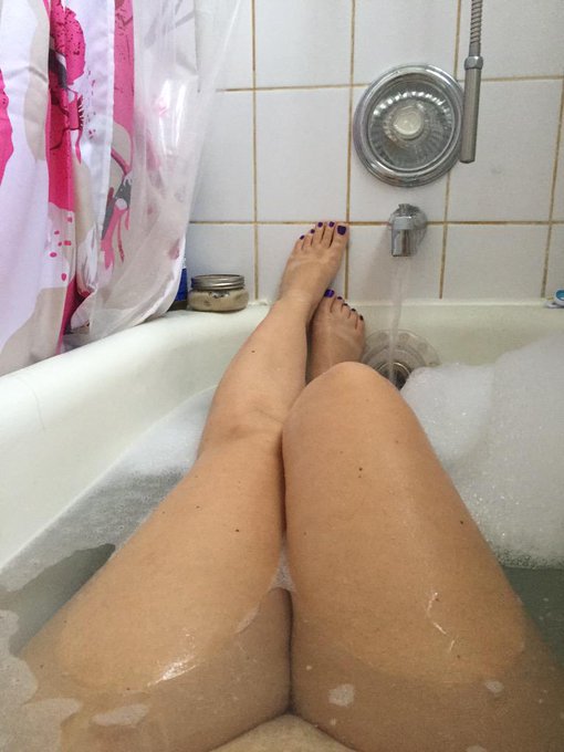 Super long bath. That was glorious. http://t.co/Rsn65ru3aw