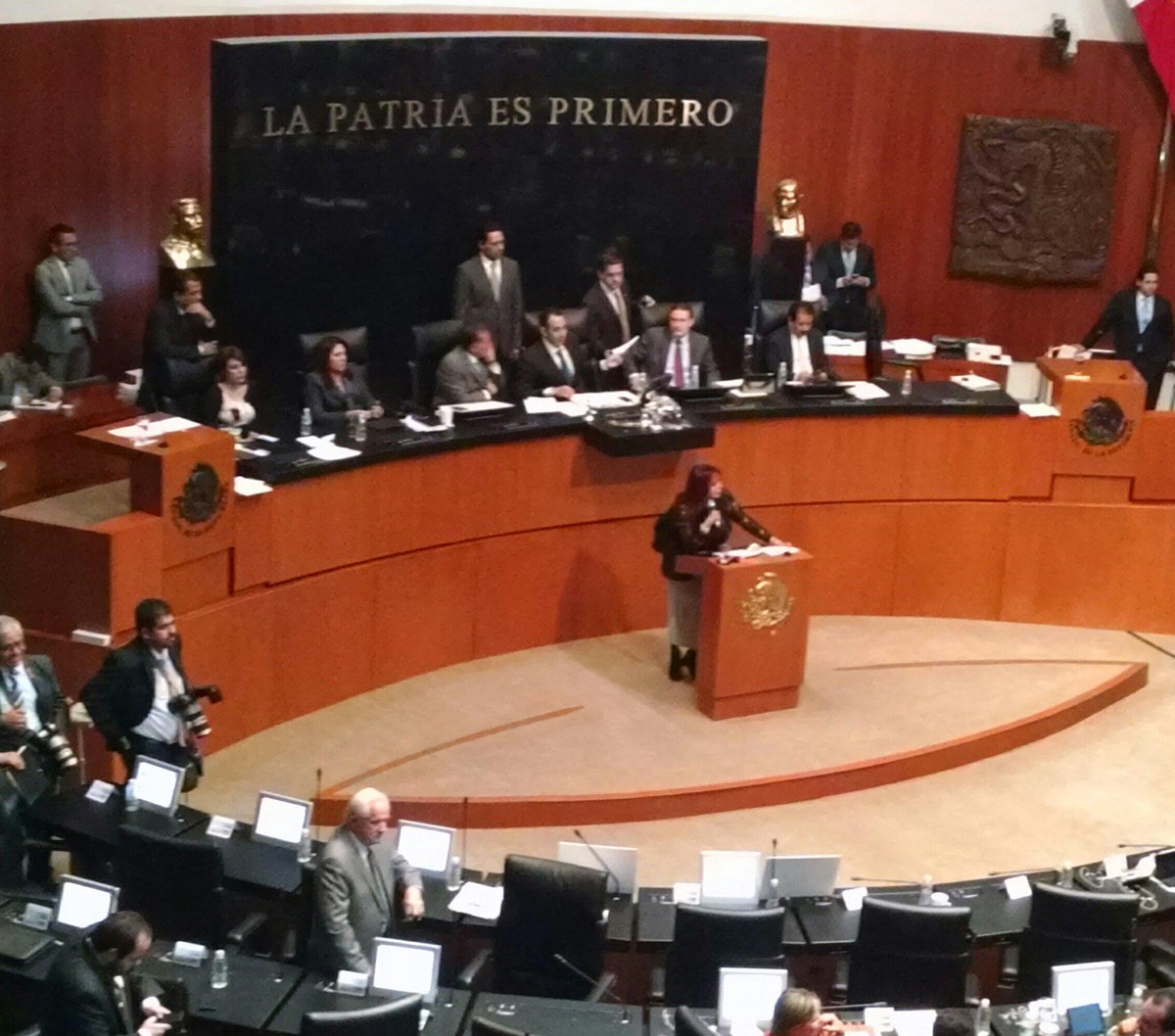 Toman tribuna senadores del PRD y PT por caso Ayotzinapa - CPihln7UEAA-Epj