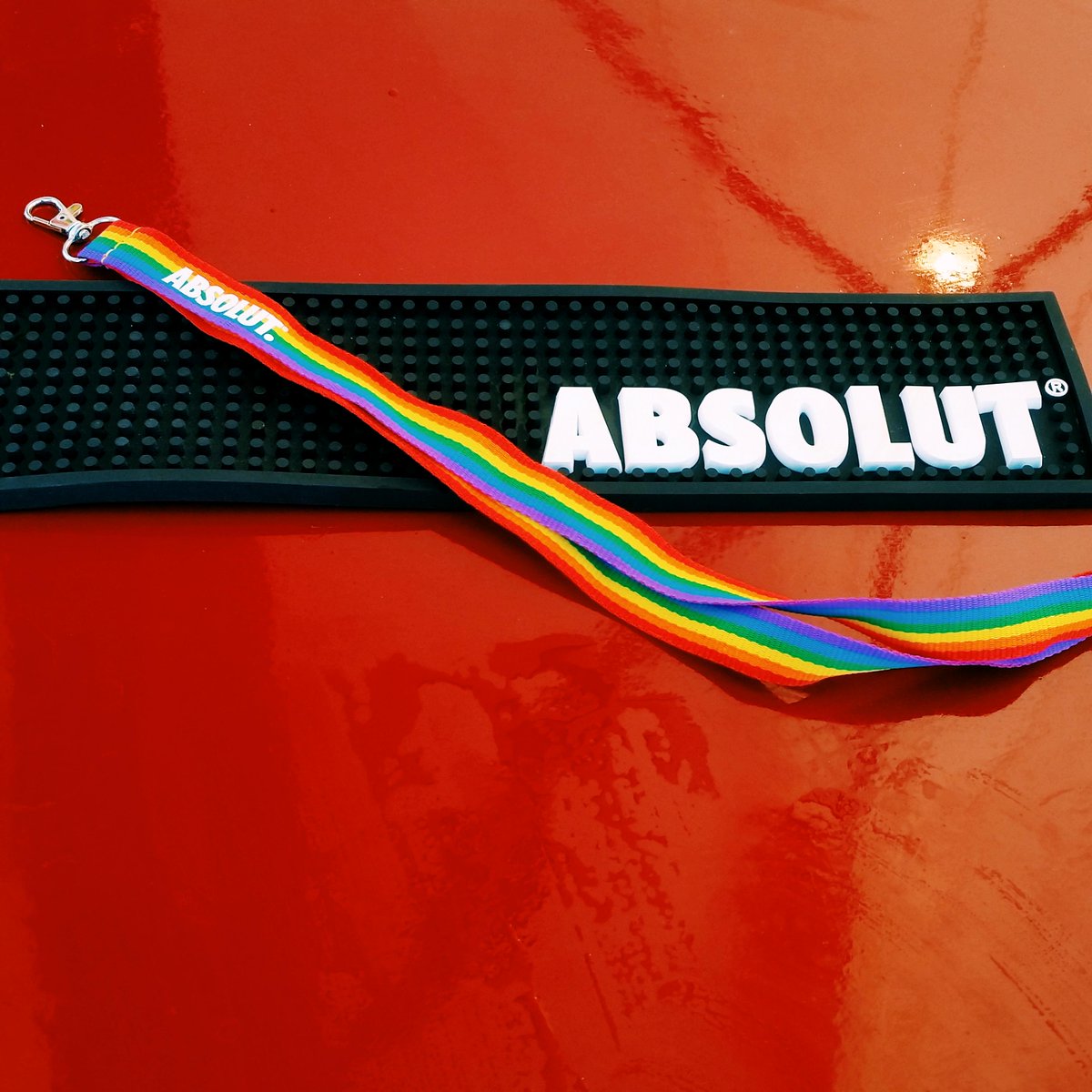 ABSOLUT_pt's tweet photo. Tudo o que é preciso? Absolut #Loveislove #AbsolutPortugal #AbsolutVodka http://t.co/DWuuGl6VsE