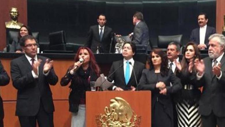 Toman tribuna senadores del PRD y PT por caso Ayotzinapa - CPij0-_UEAA99Vl