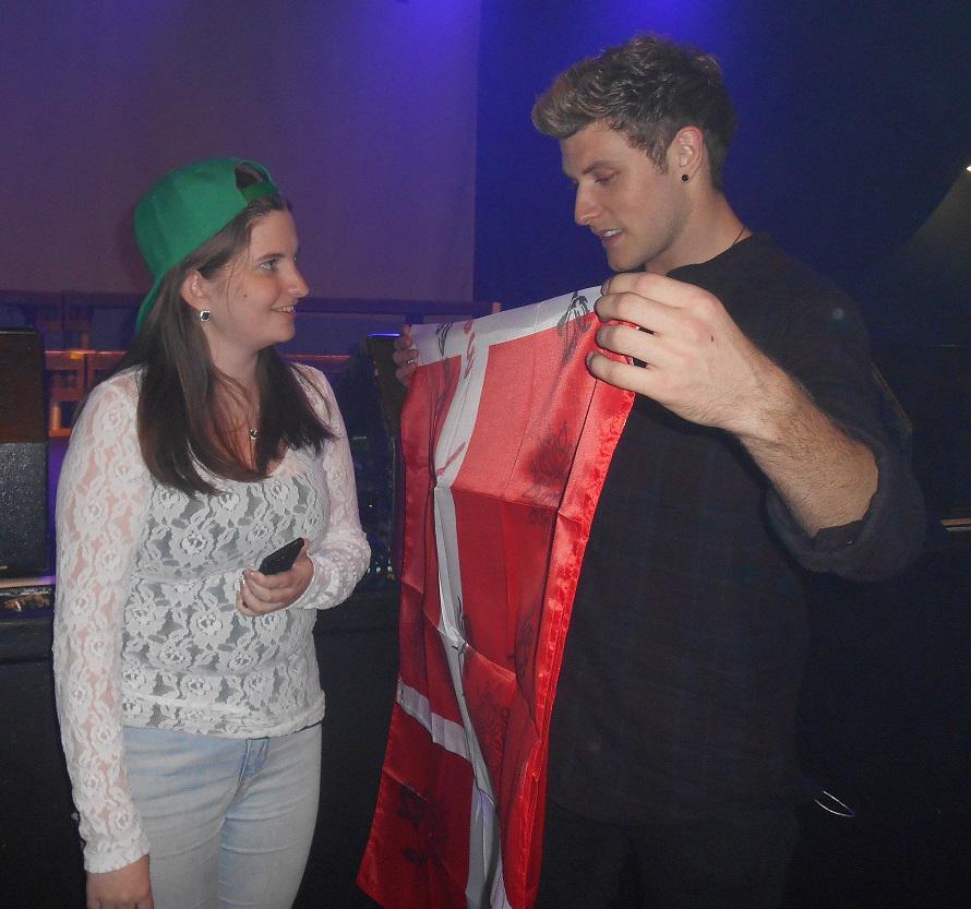 ViJo28's tweet photo. Missing all my Irish = emosh Vibeke ehm #CheekyDean Tamara and I are real close thanks to you?! ππͺπππ #Damara #Diveke http://t.co/5brlaIy3NB