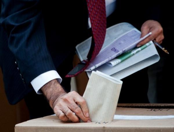 lafm's tweet photo. CNE mantiene inscripción de candidato, pero advierte que si gana no podría posesionarse http://t.co/dtfrRLZoXZ http://t.co/OaDZ3IrT94