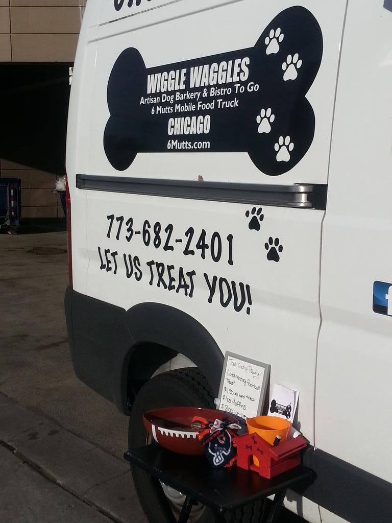 6_Mutts's tweet photo. @chifoodtruckz @PTupdates  monroe and Desplaines.  Tailgating Pawty!  Complimentary cookie! http://t.co/APWAN54Uh6