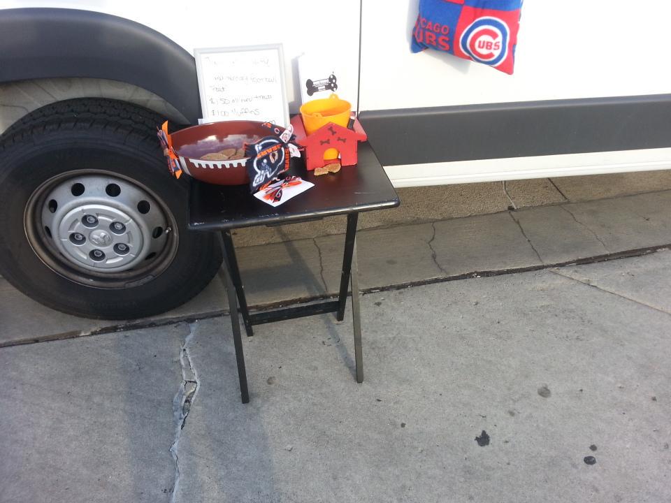 6_Mutts's tweet photo. @chifoodtruckz @PTupdates  monroe and Desplaines.  Tailgating Pawty!  Complimentary cookie! http://t.co/APWAN54Uh6
