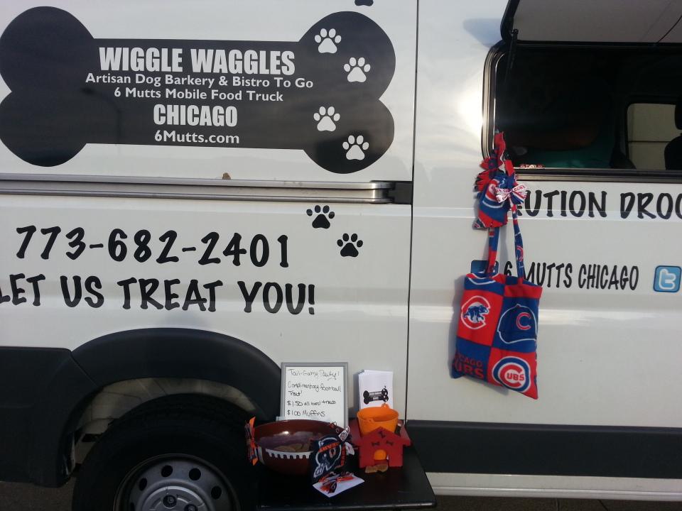 6_Mutts's tweet photo. @chifoodtruckz @PTupdates  monroe and Desplaines.  Tailgating Pawty!  Complimentary cookie! http://t.co/APWAN54Uh6
