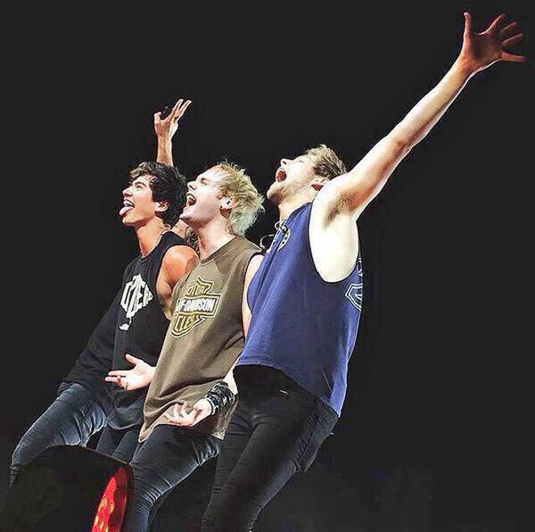 ritualomens's tweet image. #HERESTOROWYSOMEMORIES @5SOS