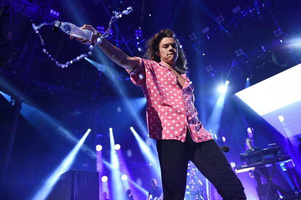 GotDripped's tweet image. Thanks @onedirection for putting on such a wonderful show &amp;amp; thanks @Harry_Styles for dripping! #1DAppleMusicFestival