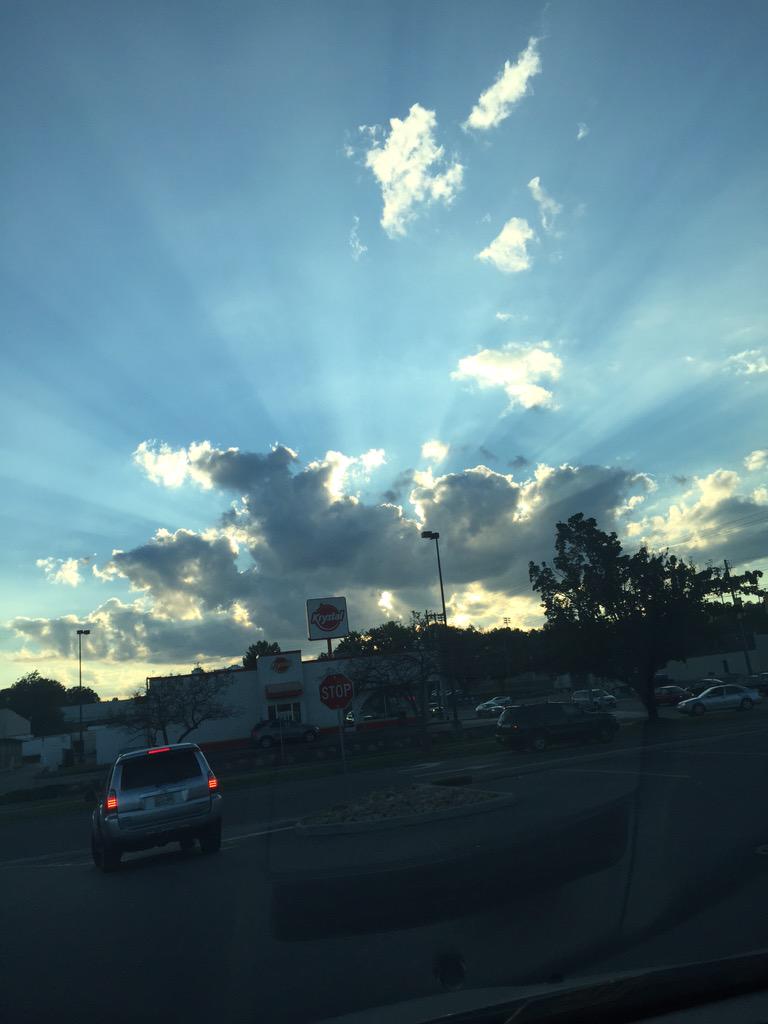 Mr_Ashbrook's tweet image. Hey guys, don't trust your brain, it'll lie to you. These sun rays are PARALLEL. #trustdata #notyoureyes #Illusion