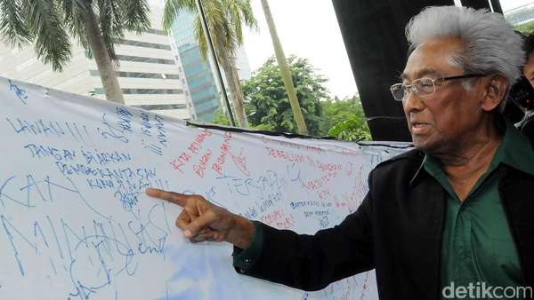 Jenazah Adnan Buyung akan Dibawa ke Rumah Duka di Lebak Bulus de.tk/6sbn5P