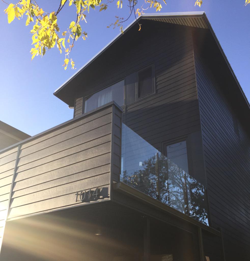 HousebrandArch's tweet photo. FAB slim completed in 33 weeks! A high contrast project with an all black exterior and an all white interior. #FAB http://t.co/CNiojP35pQ