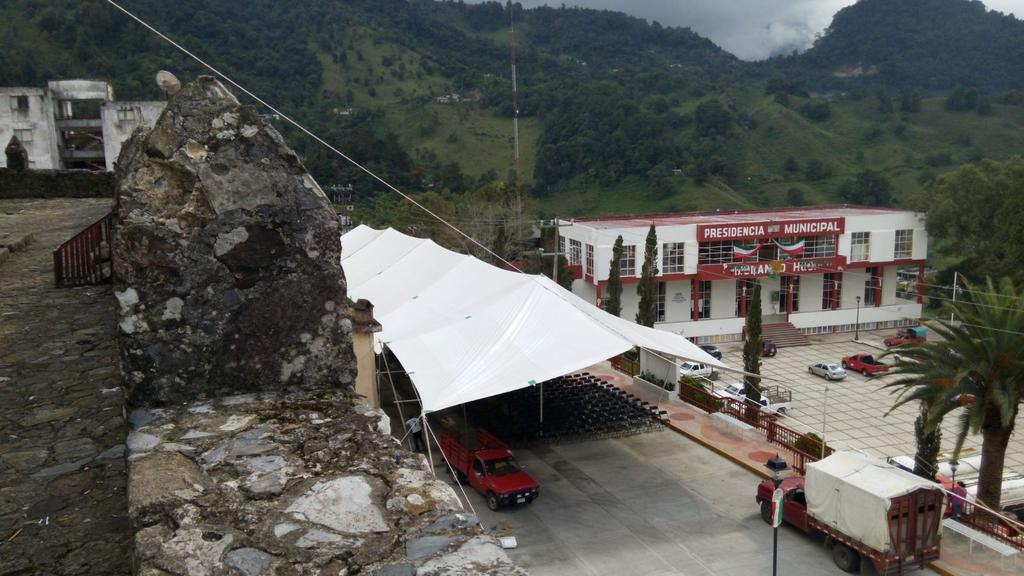 Molango_Hidalgo's tweet image. Oiga secretaria @GeraGarcia04 para la próxima le pedimos q respeten nuestros edificios históricos al poner sus lonas