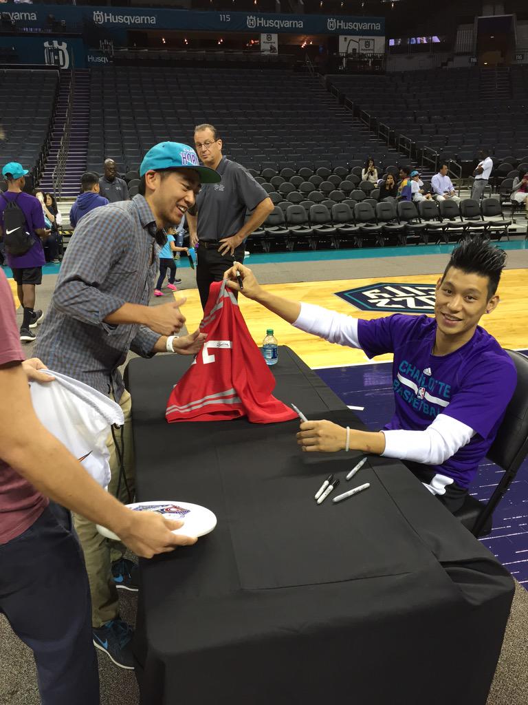 Cheecharito34's tweet photo. Got to meet @JLin7 http://t.co/Fclt73u993