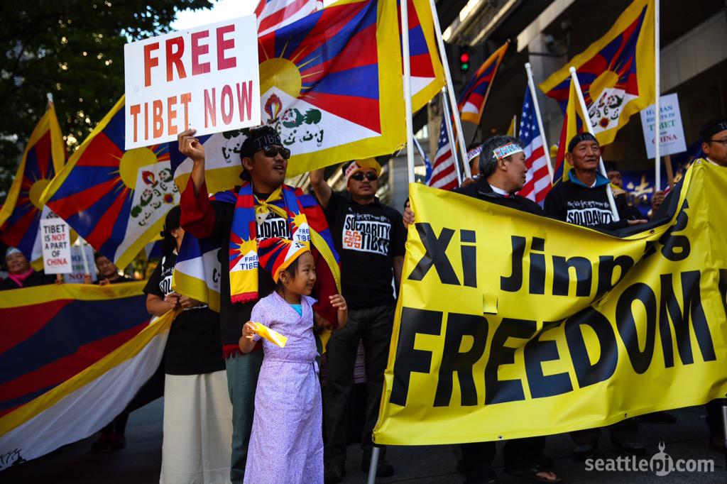 joshtrujillo's tweet photo. Protesters gathered near Westin as #XiJinping meets U.S. leaders inside. http://t.co/SMBOxj7r8K #ChinesePresident http://t.co/c8yu4q5v89