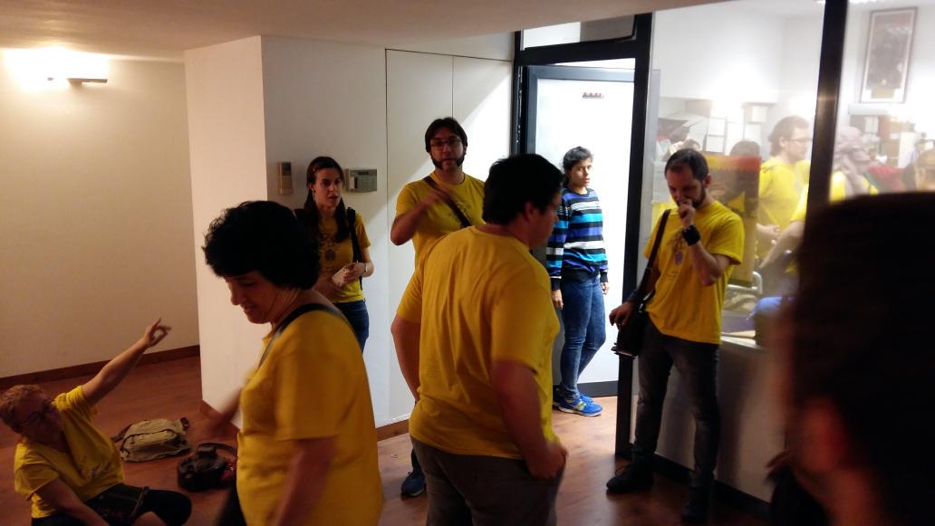 BallSerrallonga's tweet photo. La feina no para,encara a aquestes hores arreglant i preparant trabucs #GanesDeSantaTecla @TGNcultura http://t.co/LbFn4wHoX6
