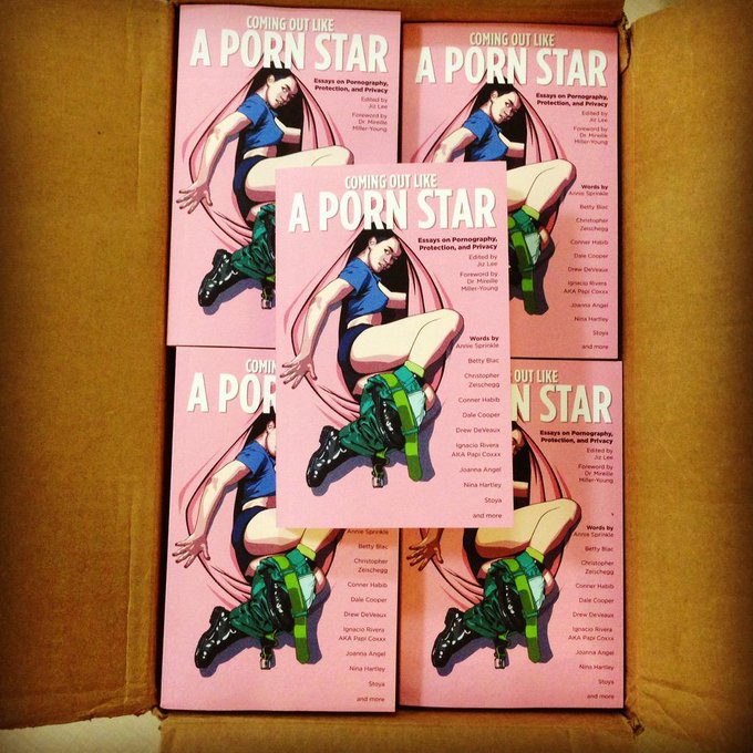 This box of books was five years in the making. It's real!  http://t.co/O4pwtmGQ9q http://t.co/8kSTo<a href="/tag/tbt"class="tags"><span>#tbt</span></a><a href="/tag/davidbowie"class="tags"><span>#davidbowie</span></a>