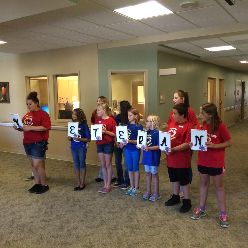 Mrs Akers elective class spending quality time thanking and honoring our veterans today at the veterans' home. 🇺🇸🇺🇸🇺🇸