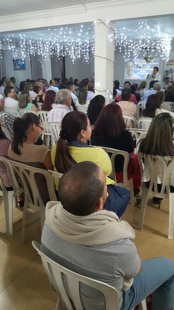 JaimeACanoM's tweet photo. Estamos reunidos con amigos de Claudia Capullo #OC12 conc.
de Itagüí, presentando nuestras propuestas #LosdeTrujillo http://t.co/IFjgw2h9RQ
