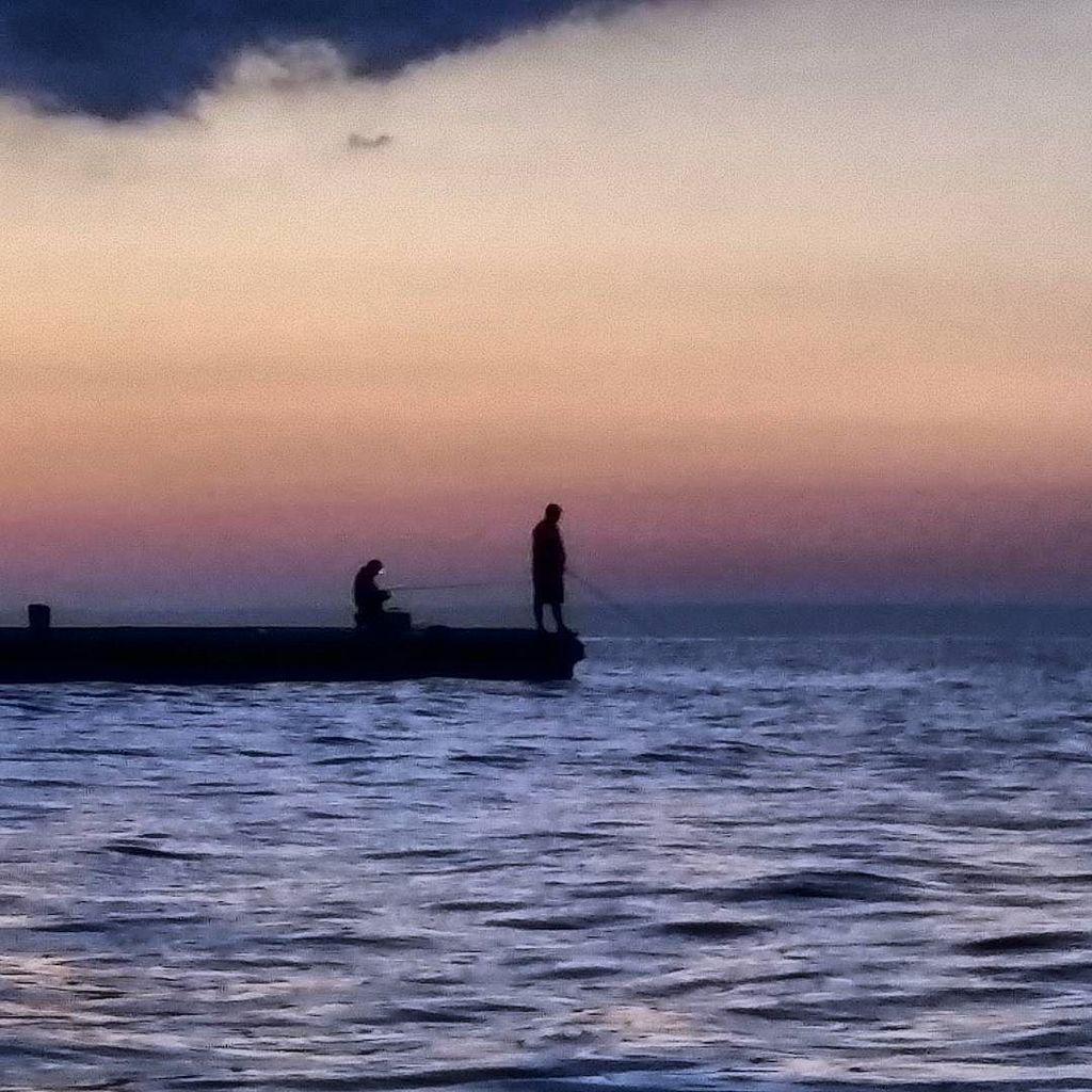 grims_by's tweet photo. @grims_by by cyhmpilot Out on the kayak tonight admiring the sunset. #kayak #paddling #paddlinglife #Sunset #grimsb… http://t.co/OGjCU9IWnN