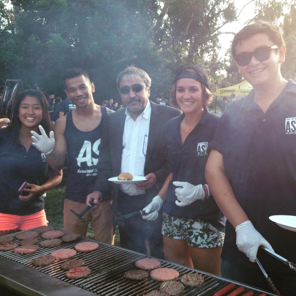 asucsd's tweet photo. Chancellor Khosla helps #asucsd at the grill for #aschillandgrill on Sun God Lawn. We're here till 8pm. http://t.co/2uDwhVrAwg