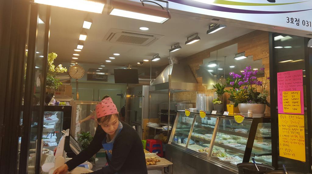 우리동네 재래시장 내 반찬가게가 위생상태가 좋아졌어요.