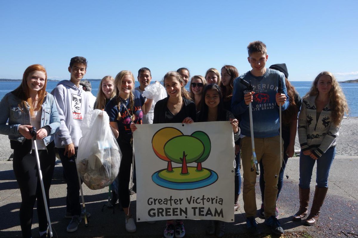 The sun was out for our beach cleanup w/ @OakBayHigh! More pics: ow.ly/Sy3lN #oakbay #victoria @volvicbc