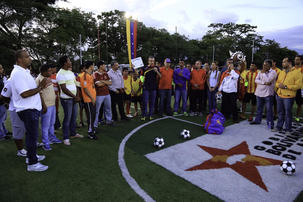 JoselitRamirez's tweet photo. No es la inauguración de una cancha, son espacios para la paz, la vida para el Socialismo! Gracias @NicolasMaduro http://t.co/L8JjK6gWVD