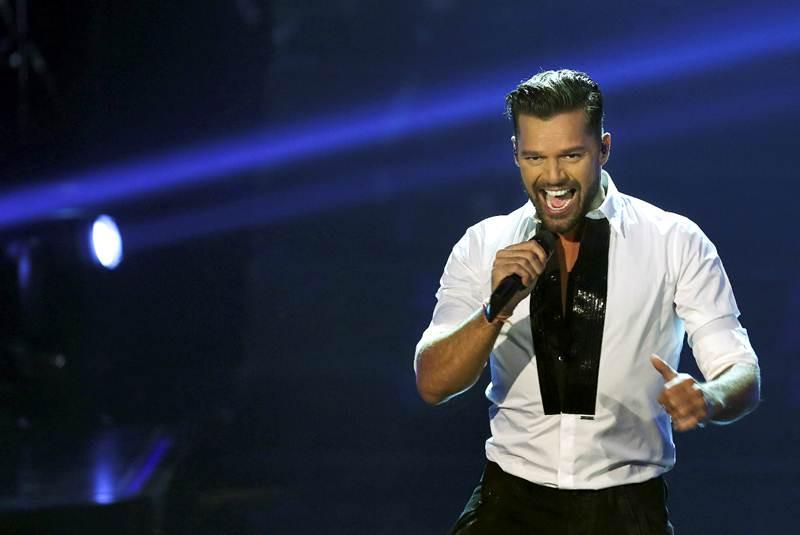 venevision's tweet photo. #MundoShow @ricky_martin se convirtió en Christian Grey. Más información-> http://t.co/AStVF8tZWI http://t.co/2SthQkyy4T
