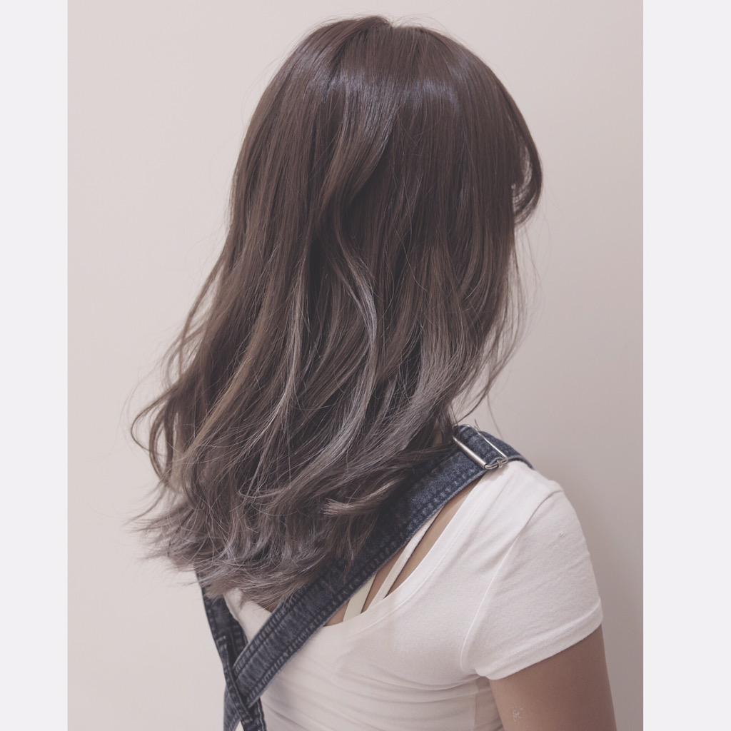 四宮桂佑 全体はダークアッシュにカラーし ヘルシーシナモンでハイライトをグレーにしたヘアカラー 秋冬 らしい深みのある外国人風のグラデーションカラー Http T Co Q4hlczkjuq Twitter