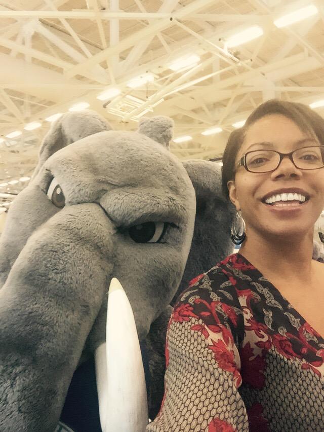 AleshiaProf's tweet photo. @IPFW job fair getting leads for professionals to present @IPFWCompSci students #indianaintern #NewDon15 #facultylife http://t.co/JInIiIuEFe