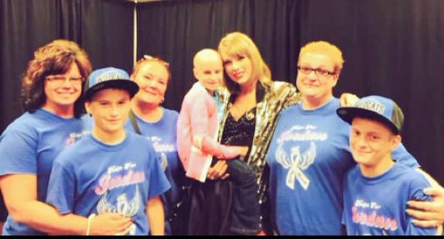 SwiftNYC's tweet photo. Another photo of @taylorswift13 with the #TaylorMeetJordan squad! Congrats Jordan 🎉 📷 @tiedeman22 #1989TourKansasCity http://t.co/MMa73sWMYO