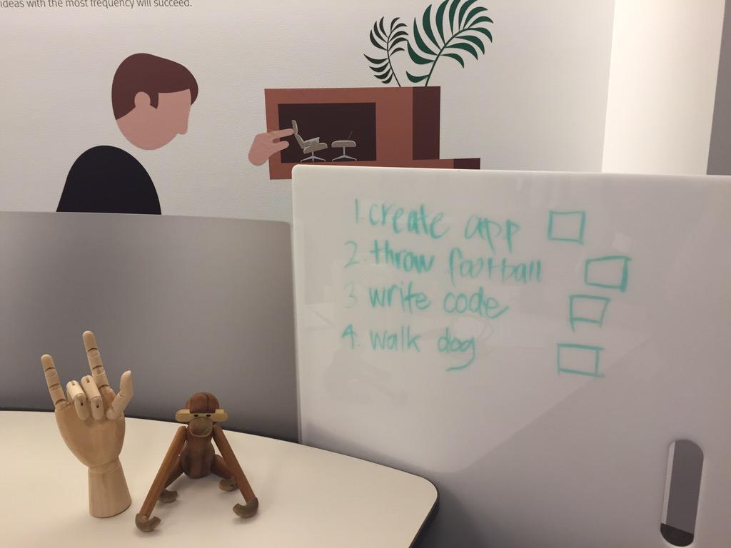kelsy_obrien's tweet image. Create App✔️ throw football ✔️ walk dog ✔️ being tech wannabes @HermanMiller tonight #metaform