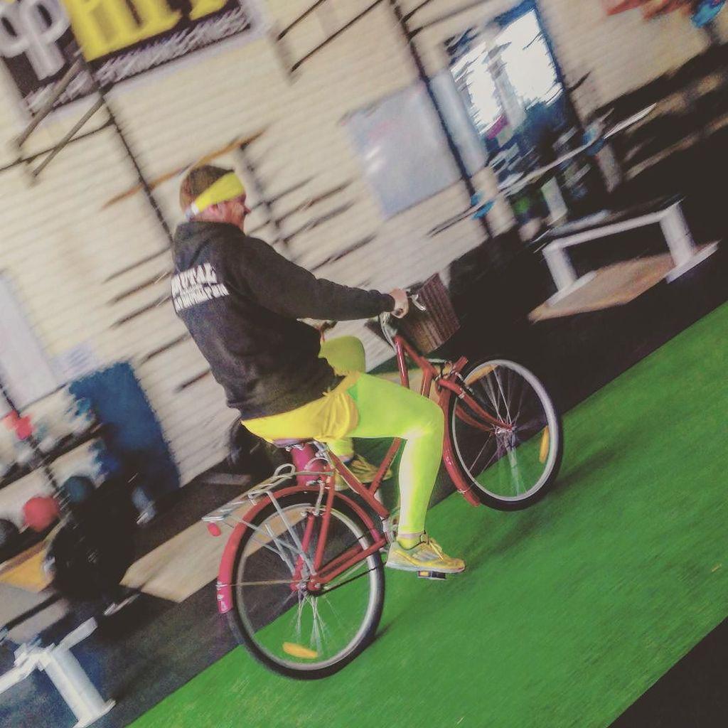 nashyhpf's tweet photo. Getting some #cardio in for the day #gymlife #gymrate the real #fitspo #crossfit #Fluro  #… http://t.co/Ff0lc41AlM http://t.co/6HBVCmdL0J