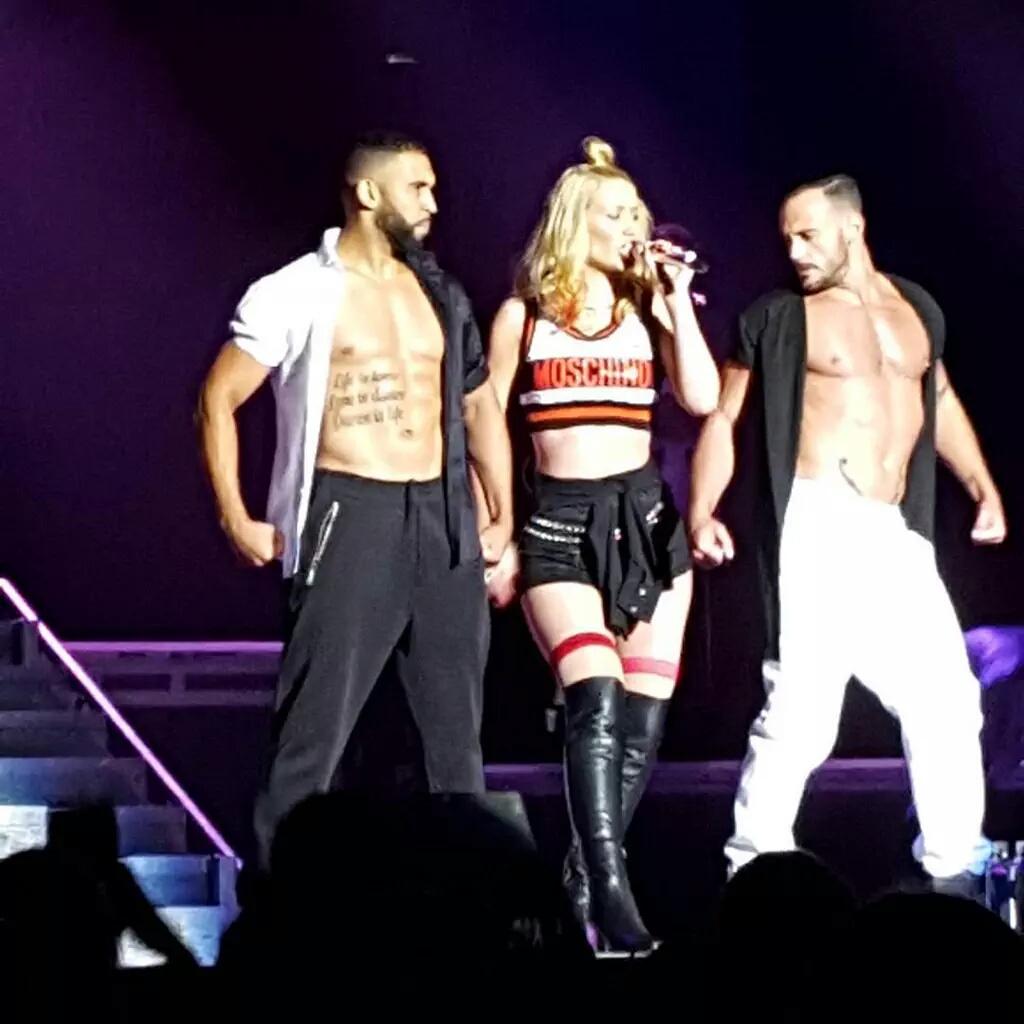 rolexazalea's tweet photo. Iggy azalea performing http://t.co/Z3JO6OTcz7