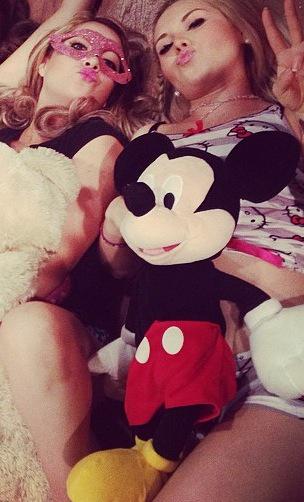 chica_antifaz's tweet photo. No puedo estar ahí el día de hoy como los últimos años,te quiero mucho y te deseó lo mejor @madeeleynA hermanita🍳 http://t.co/ji5QBDMRsZ