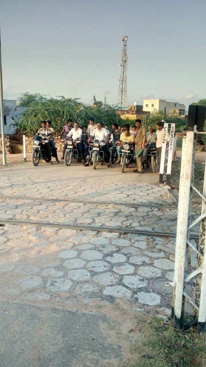 DRMJodhpurNWR's tweet photo. Home-guards deployed as Gate Mitra at Jodhpur Division counselling road users at Railway gates. http://t.co/Lc5GXISGon