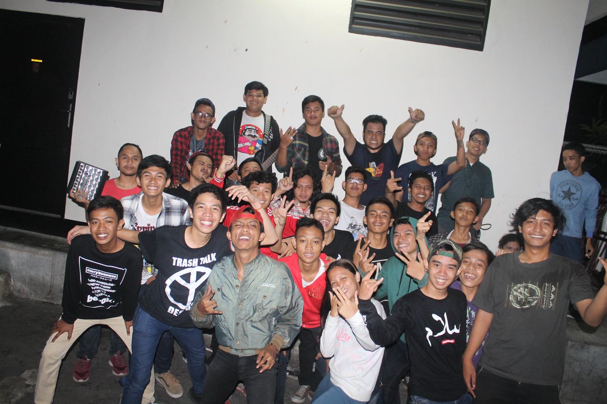 Team horeeeeeeee :D RT <a href="/teguhtriyantoro/">Dewa Air</a>: <a href="/noiseaddict02/">Noise Addict</a> <a href="/SAIKUNFAMS/">SAIKUN FAMILY</a> at univ.sahid