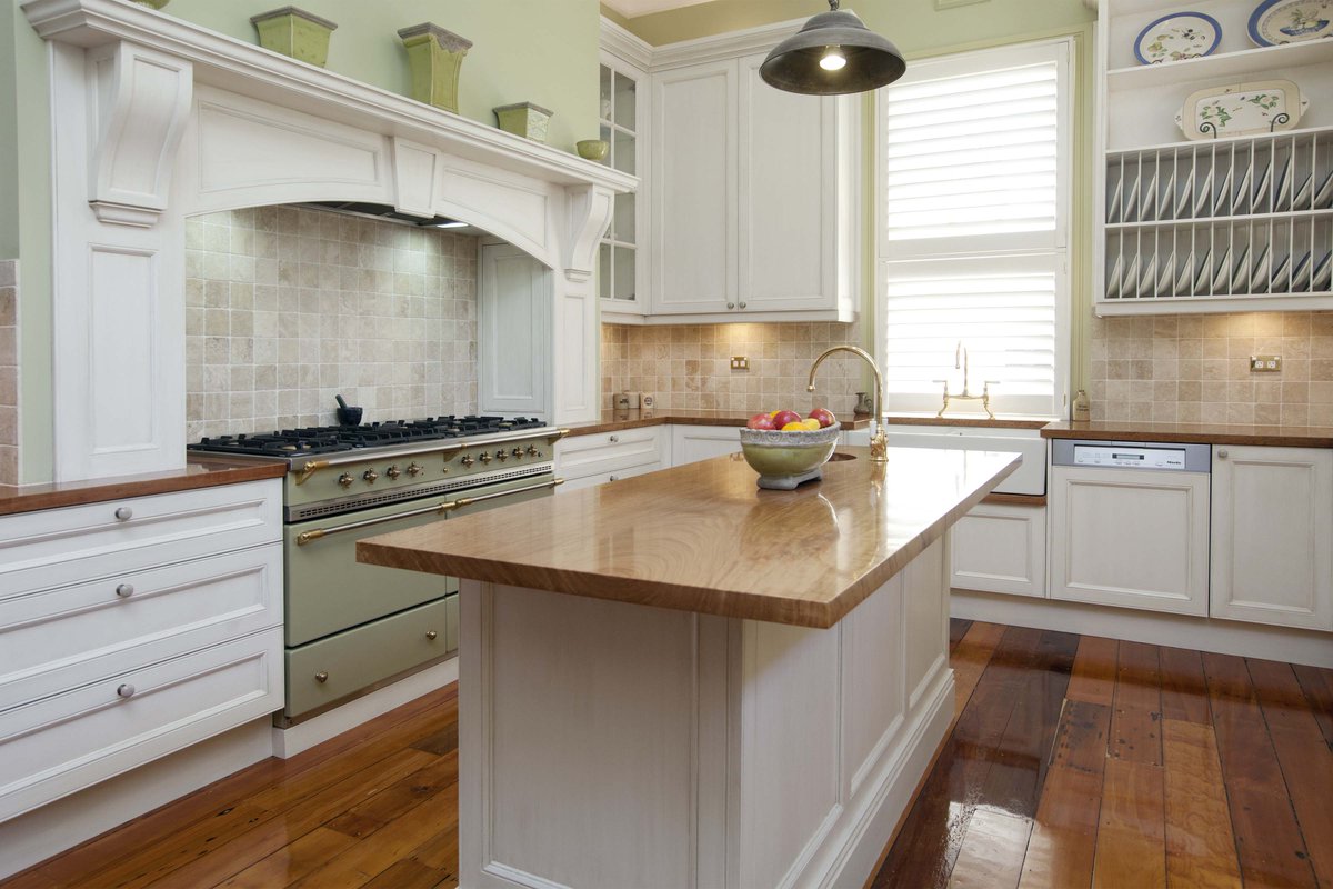 tkpkitchens's tweet photo. This new kitchen is the perfect complement to a beautiful 19th century home: http://t.co/Dujkmdu4Sf http://t.co/Mwh0214s3q
