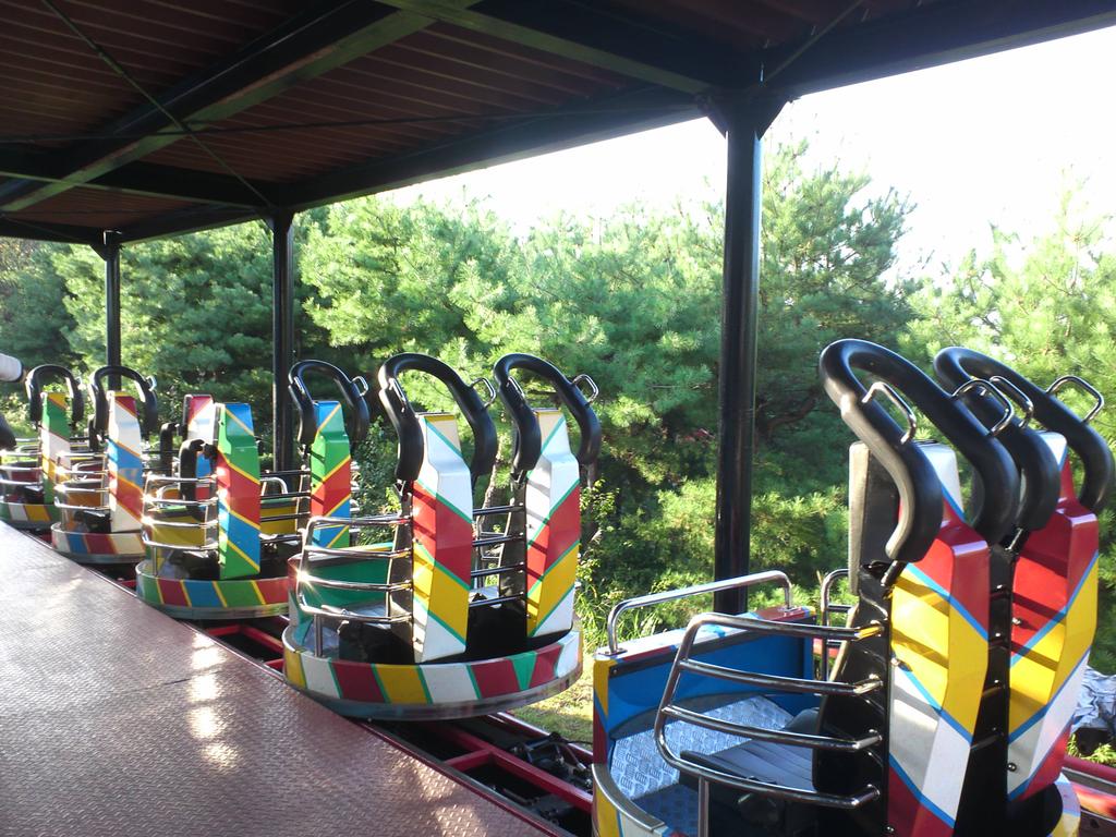 佐々木公侍 せっかく遊園地に来たので なんか乗り物で遊んで帰ろう 提案 ということで 岩山パークランドといえばこれ ポップスピンコースターに乗ってきました Http T Co 04esq7altq