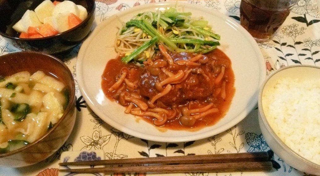 よしよしはじめ 芳々哉 タネから作ったハンバーグ うろ覚えで材料揃えたから 副菜も付け合わせもだいぶ違うくなりました きのう何食べた 4巻 Http T Co 7kfueztn7r Twitter